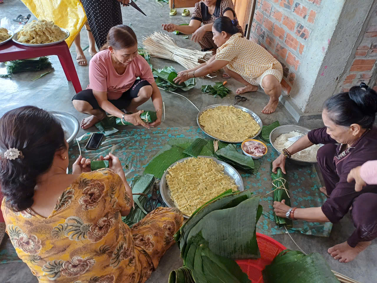 Những ngày qua, các cấp hội phụ nữ tại Thừa Thiên - Huế đã làm những thẩu cá khô rim, ruốc sả - đậu phộng, gom áo quần mới, sách vở, mì gói... để gửi ra đồng bào miền Bắc thân thương đang phải gánh chịu những hậu quả nặng nề của bão, lũ. Hưởng ứng phong trào chia sẻ khó khăn cùng bà con miền Bắc, những ngày qua phụ nữ phường Hương Vân, thị xã Hương Trà cùng nhau gói những đòn bánh tét yêu thương để gửi ra bà con miền Bắc. Mỗi người một việc, ai cũng nhanh tay, nhanh chân để gói, nấu những đòn bánh tét đẹp, ngon nhất.