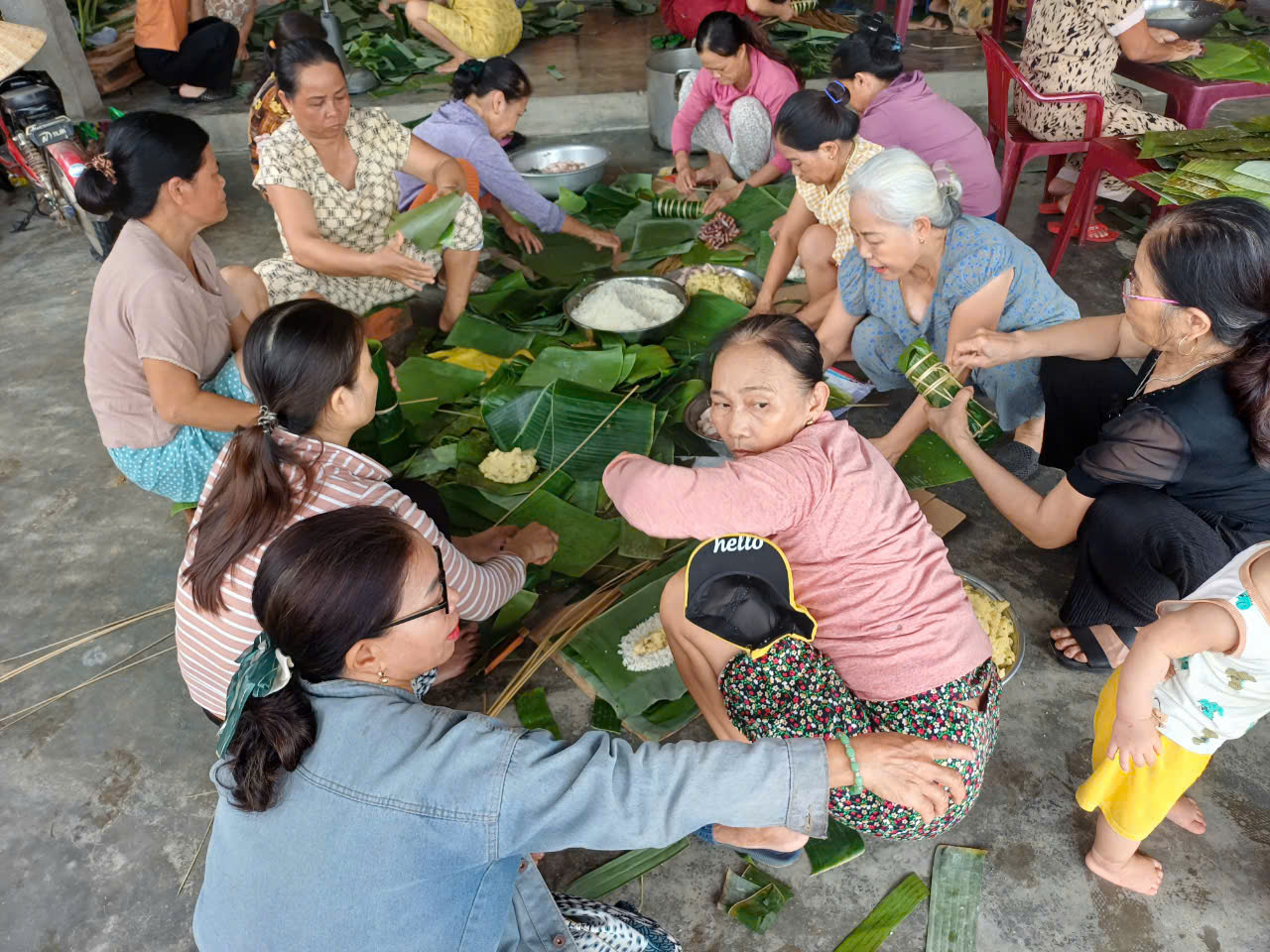 Hưởng ứng phong trào chia sẻ khó khăn cùng bà con miền Bắc, những ngày qua phụ nữ phường Hương Vân, thị xã Hương Trà cùng nhau gói những đòn bánh tét yêu thương để gửi ra bà con miền Bắc. Mỗi người một việc, ai cũng nhanh tay, nhanh chân để gói, nấu những đòn bánh tét đẹp, ngon nhất.