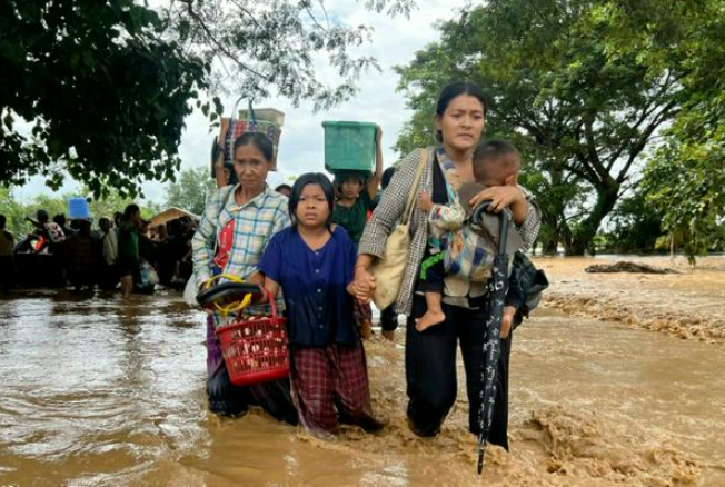 Truyền thông nhà nước Myanmar cho biết lũ lụt ở khu vực xung quanh thủ đô đã gây ra lở đất và phá hủy các tháp điện, tòa nhà, đường sá, cầu cống và nhà cửa