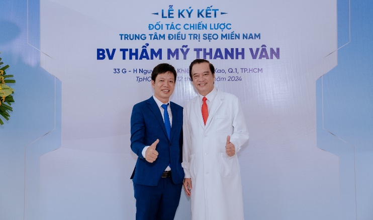 Ông Mai Xuân Dưỡng và TS - BS Nguyễn Thanh Vân - Giám đốc Bệnh viện Thẩm mỹ Thanh Vân - Ảnh: Rejuvaskin