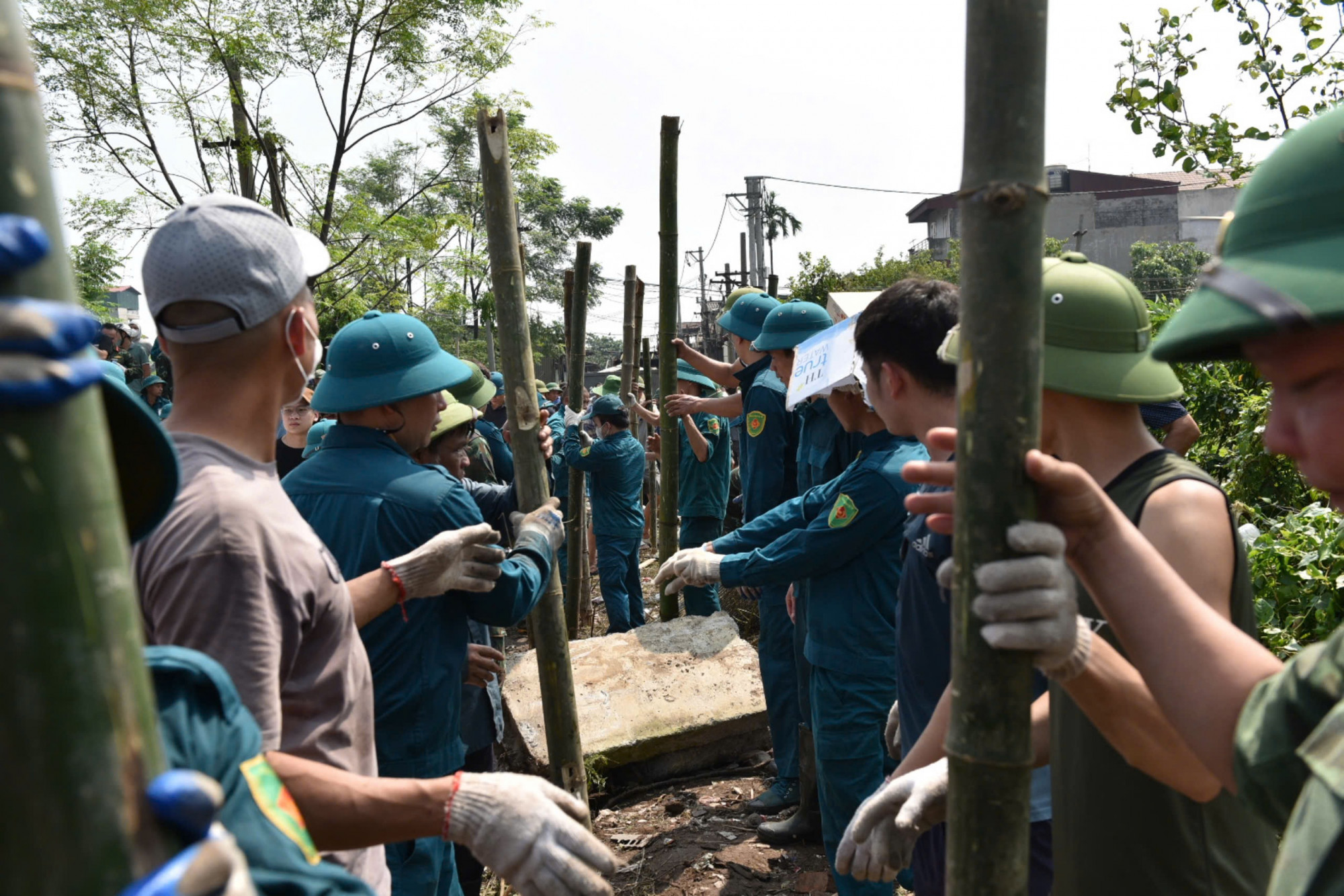 Chiều dài đoạn bị vỡ khoảng 8m và có dấu hiệu lan rộng.