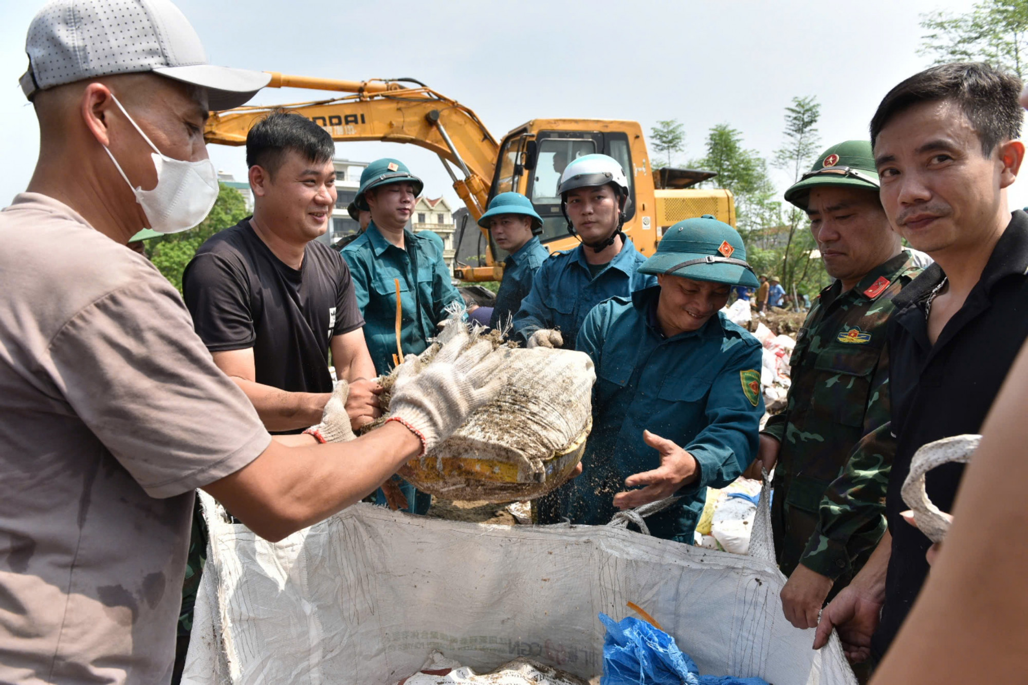 Nước tràn vào ảnh hưởng đến khu dân cư xã Đa Hội (huyện Yên Phong, Tỉnh Bắc Ninh) và một phần diện tích đất nông nghiệp thuộc thôn Đình Tràng (xã Dục Tú, huyện Đông Anh, Hà Nội)