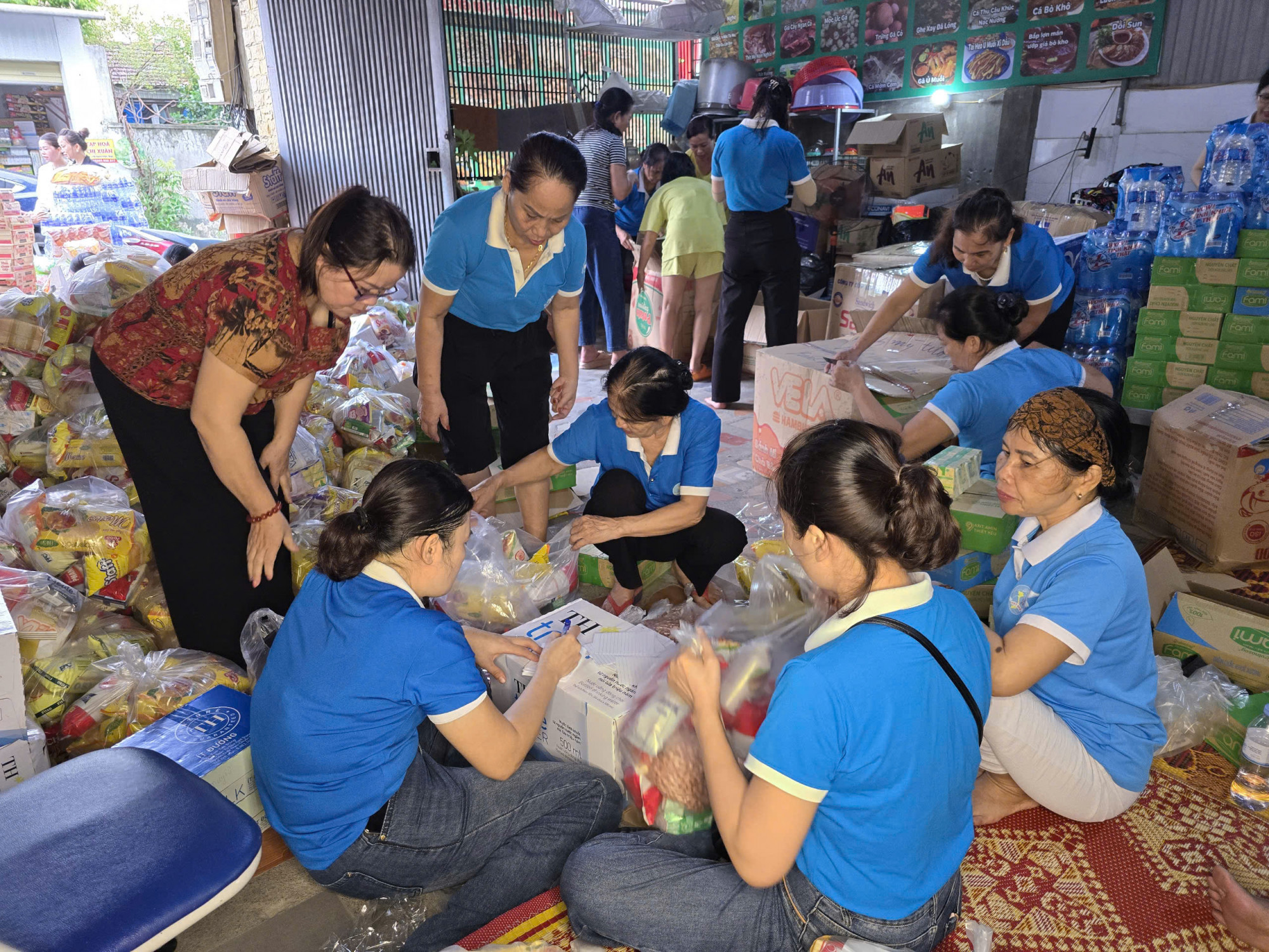 Hội LHPN phường Đông Vĩnh (TP Vinh, Nghệ An) hỗ trợ nhóm thiện nguyện trên địa bàn phân chia nhu yếu phẩm để gửi ra các tỉnh miền Bắc - Ảnh: Phan Ngọc