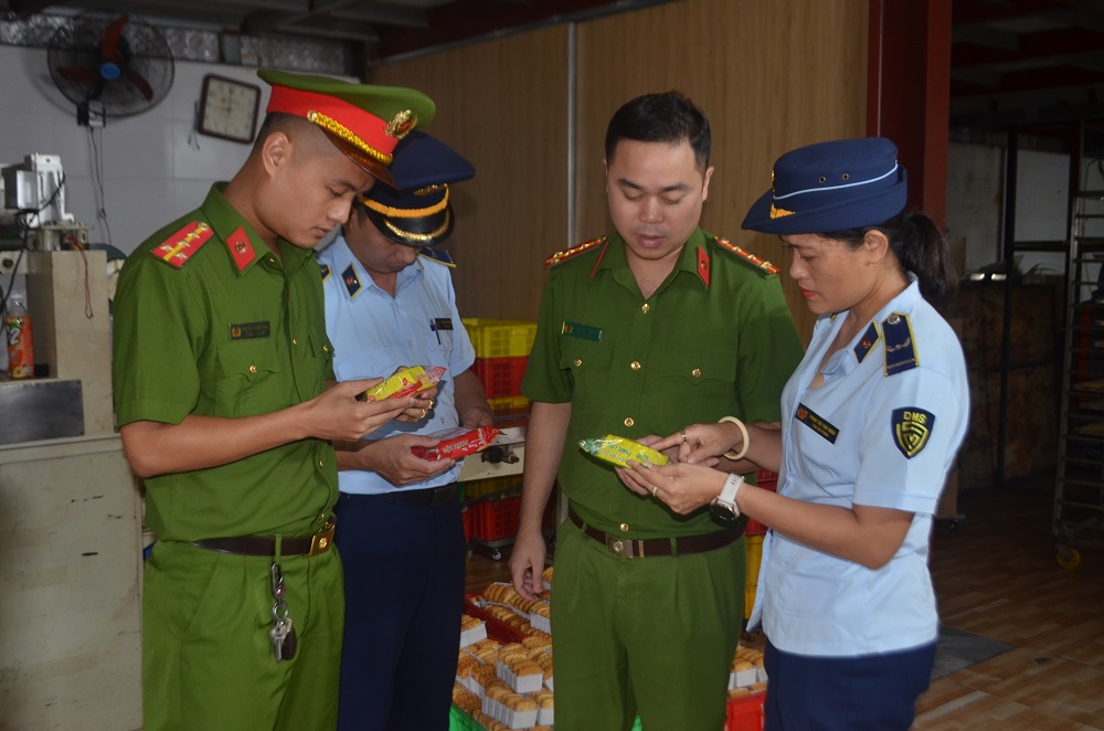 Lực lượng chức năng kiểm tra các cơ sở kinh doanh bánh Trung thu trên địa bàn - Ảnh: Hồ Hưng