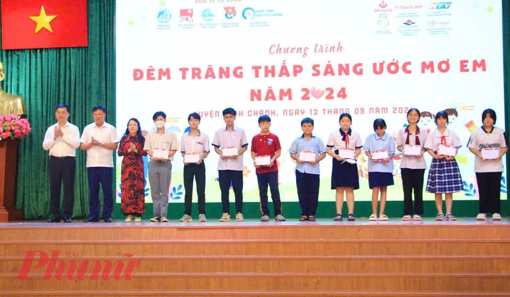 Lãnh đạo huyện Bình Chánh trao học bỗng cho trẻ em mồ côi do ảnh hưởng của dịch COVID-19