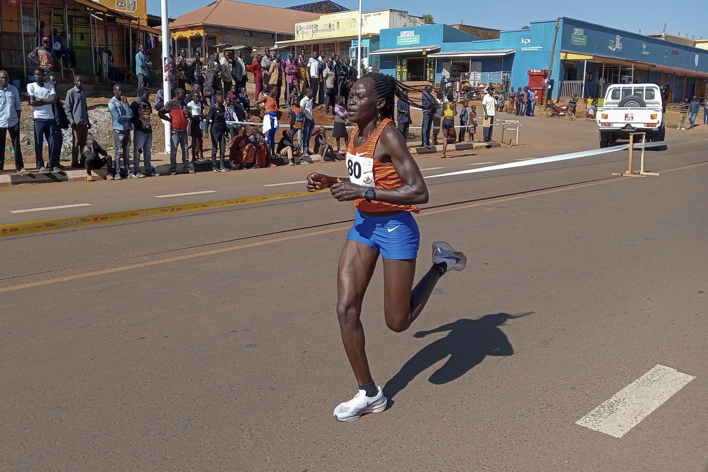 Rebecca Cheptegei tham gia cuộc đua đường trường Discovery 10km tại Kapchorwa, Uganda, ngày 20/1/2023 - Ảnh: AP