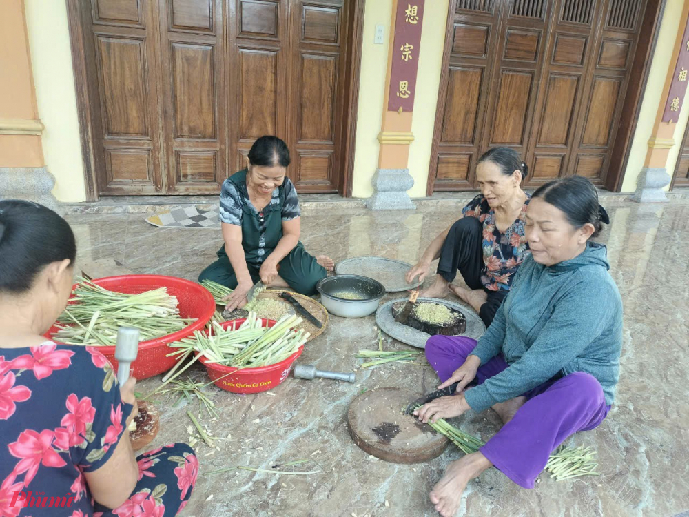 Các mệ (bà) cho biết, ở vùng nông thôn xứ Huế hễ mỗi khi trời sắp mưa bão hay chuyển sang mùa rét muốt các bà mẹ, các mệ  thường tất tả đi chợ chuẩn bị nguyên liệu, rồi vào bếp làm món quen thuộc thịt muối sả để dành làm thức ăn cho cả nhà trong nhiều ngày khi nguồn thực phẩm, rau trái vào mùa đông khan hiếm