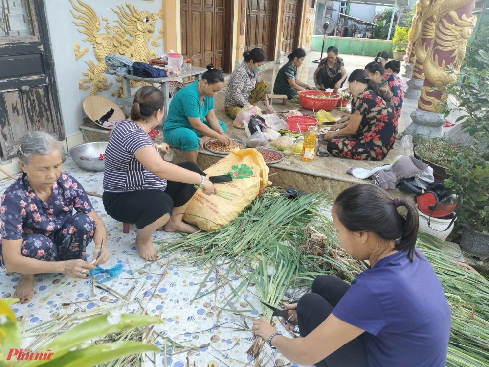 “Năm trước cả làng mình phải sống trong lũ suốt cả tháng trời, lúc đó, đồng bào miền Bắc đã giúp đỡ, đồng hành và hỗ trợ rất nhiều. Nay người dân Lào Cai đang gặp khó khăn sạt lở đất, mưa lũ chia cắt nên thôn Đồng Di chúng mình lên kế hoạch làm muối sả gửi tặng bà con, giúp được việc gì thì giúp', Cô Dương Thị Vân vừa nói vừa thoăn thoắt thái sả.