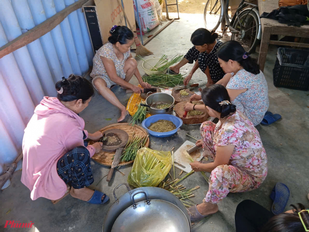 Từ trưa 11/9 đến nay, tại gia đình một hộ dân ở thôn Đồng Di (xã Phú Hồ, huyện Phú Vang, Thừa Thiên Huế), nhiều người dân xung quanh đã cùng nhau tập trung, phân công mỗi người mỗi việc  người đi hái sả, các chị trẻ thì ra chợ mua ruốc, thịt heo, đậu phộng về chế biến, muối sả, thịt kho ruốc sả. 