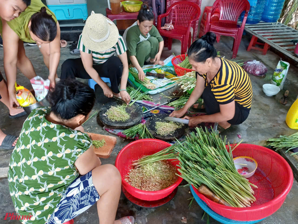 Vừa thái những cọng sả nhỏ, bà Đinh Thị Thúy bày tỏ, là địa phương thường xuyên chịu ảnh hưởng bởi bão lũ nên họ thấu hiểu nỗi vất vả mà người dân miền Bắc đang trải qua. Không chỉ thế, những năm mưa to gió lớn, người dân Thừa Thiên Huế nói chung và người dân Phú Hồ nói riêng từng nhận nhiều ân tình của người dân cả nước nên bây giờ họ muốn đóng góp một chút ít hỗ trợ lại đồng bào miền Bắc.“Ai không có điều kiện đóng góp của cải thì đóng góp công sức với hy vọng sớm chuyển những hủ muối sả đến với bà con miền Bắc, chia sẻ phần nào khó khăn hiện tại”, bà Thúy nói.