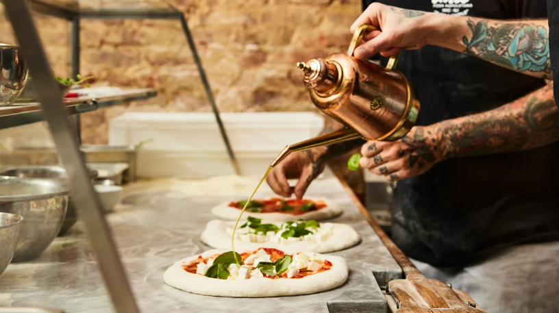 Dầu ô liu – và những lời khen ngợi – chảy tràn Una Pizza Napoletana ở Thành phố New York. Mark Weinberg