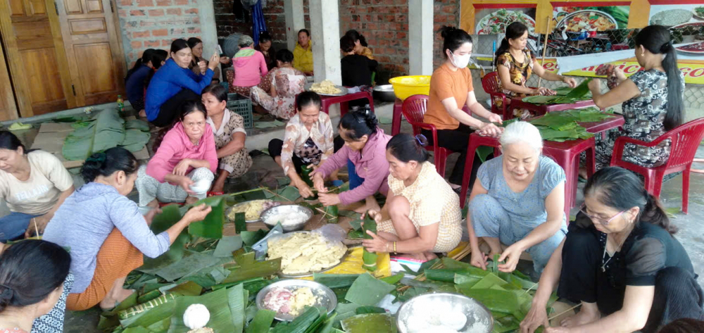 Chị em phụ nữ phường Hương Vân, thị xã Hương Trà, tỉnh Thừa Thiên - Huế gói bánh tét, làm muối sả hỗ trợ đồng bào miền Bắc gặp khó khăn do lũ 