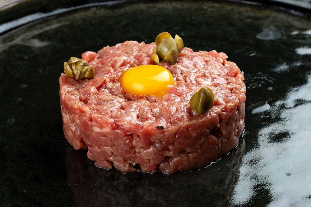 Bánh tartare cá ngừ là một món ăn kết hợp cá ngừ sống với nước sốt. Cá ngừ được chặt thành từng miếng nhỏ sau đó trộn với nước sốt. Món này có thể ăn như món khai vị hoặc món chính. Tuna Tartare là món ăn truyền thống của Nhật Bản nhưng cũng đã trở nên phổ biến trong ẩm thực phương Tây và giới trẻ Châu Á.