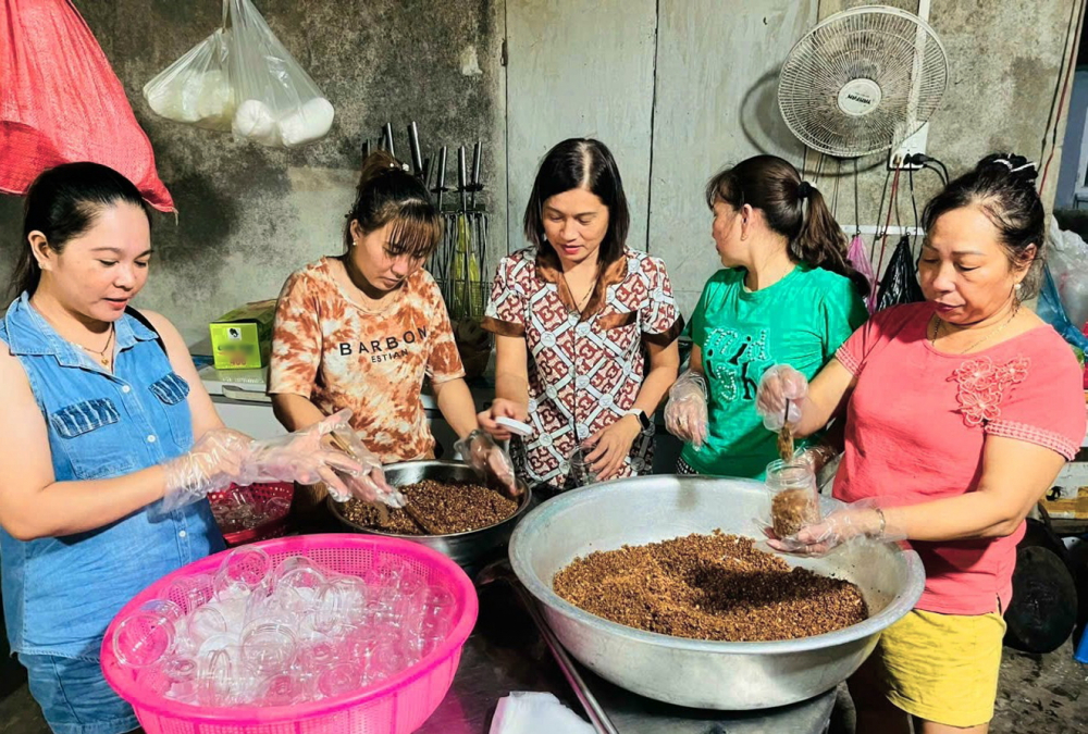 Chị em phụ nữ ở xã Thủy Tân, thị xã Hương Thủy, tỉnh Thừa Thiên - Huế làm các loại thức ăn khô để gửi cứu trợ đồng bào miền Bắc bị bão lũ 