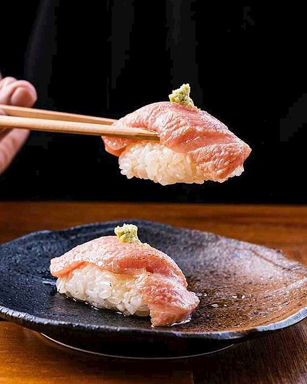 Otoro nigiri sushi là món sushi từ Nhật Bản với nguyên liệu là phần thịt ở bụng cá ngừ.  Otoro được đánh giá cao và yêu thích bởi nhiều tiêu chí: mùi vị tinh tế, màu sắc hồng nhạt bắt mắt xen kẽ trong thớ mỡ trắng bóc và đặc biệt là vị mát lạnh, béo ngậy đặc trưng, khi ăn vào thịt cá như tan từ từ trong miệng.