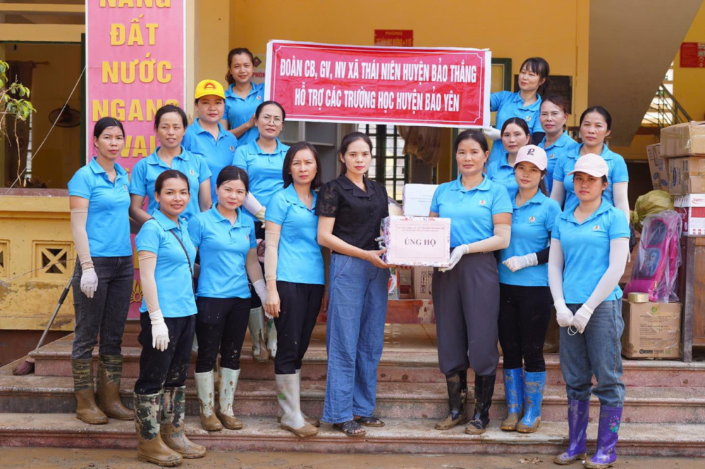 Cán bộ, giáo viên các trường ở xã Thái Niên, huyện Bảo Thắng, tỉnh Lào Cai trao quà hỗ trợ các trường của huyện Bảo Yên, tỉnh Lào Cai - ẢNH: T.N.