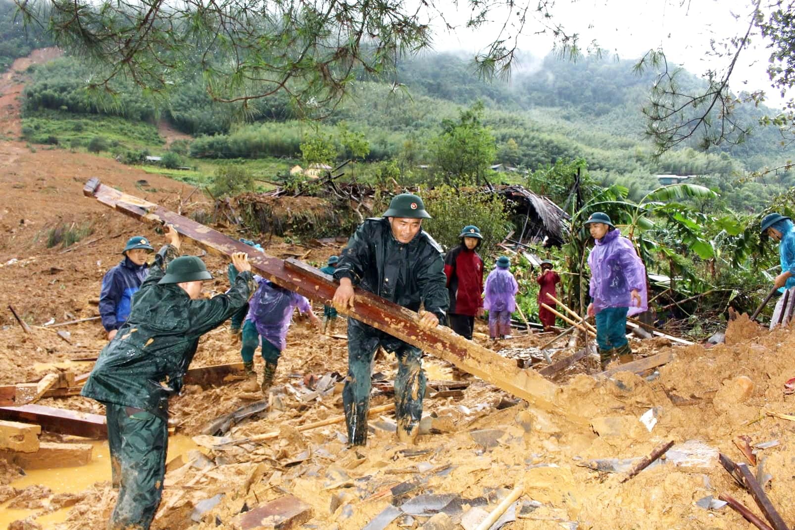 Lực lượng chức năng tỉnh Cao Bằng vừa chống lũ, vừa giúp người dân ổn định cuộc sống - Ảnh: Tuấn Sơn