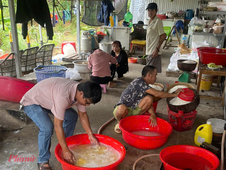 Không trực tiếp gói bánh, nhiều thanh niên làm các công việc nặng nhọc như vo gạo nếp, vo đậu, nấu bánh....