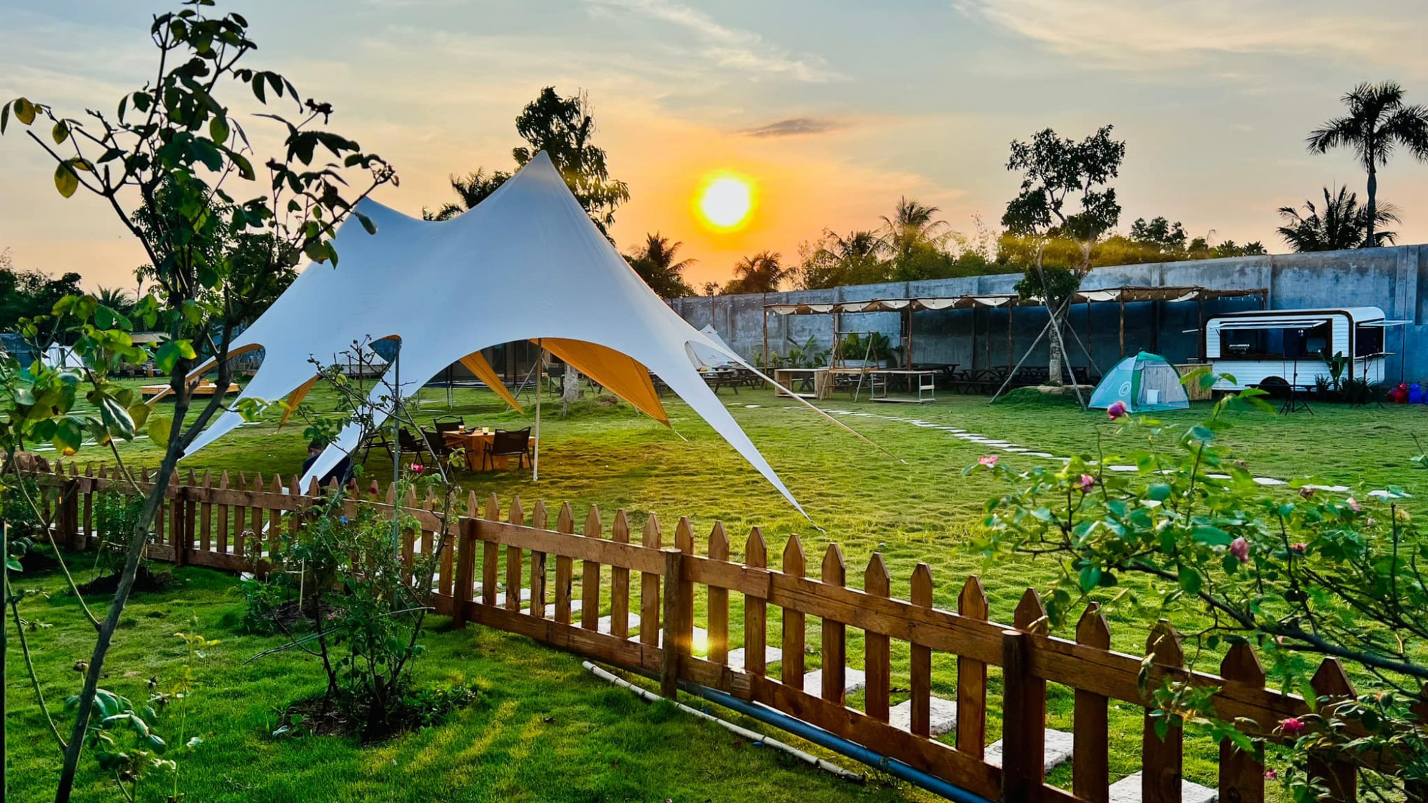 A New Day Glamping - Địa chỉ: RVH7+49, Đường Số 5, P. Long Phước, Quận 9  - Giờ mở cửa: 24/24   - Giá vé: 1.400.000đ - 2.800.000đ  A New Day Glamping là một khu địa điểm camping Quận 9 đầy thú vị, nơi bạn có thể tận hưởng bình yên giữa thiên nhiên tươi mát và thư thái. Nhờ tọa lạc ở vùng ngoại ô của thành phố nên nơi đây đã trở thành điểm đến lý tưởng để giúp bạn có những giây phút tạm thoát khỏi cuộc sống ồn ào của thành thị và thả mình vào không gian tự nhiên.  Đến khu camping Quận 9 này, bạn sẽ ngắm nhìn những dải cây xanh bên bờ sông và tận hưởng không gian rộng lớn, xanh mát, ngập tràn tiếng chim hót.   Hơn nữa, A New Day Glamping còn cung cấp nhiều hoạt động thú vị như khám phá vườn rau xanh mát, tham gia các trò chơi xích đu, bập bênh, cầu lông, bóng rổ và nhà nhún. Bạn cũng có thể thuê xe đạp để khám phá khu vực xung quanh, chèo SUP, câu cá, nướng thịt BBQ hoặc cắm trại giữa thiên nhiên rộng lớn. 