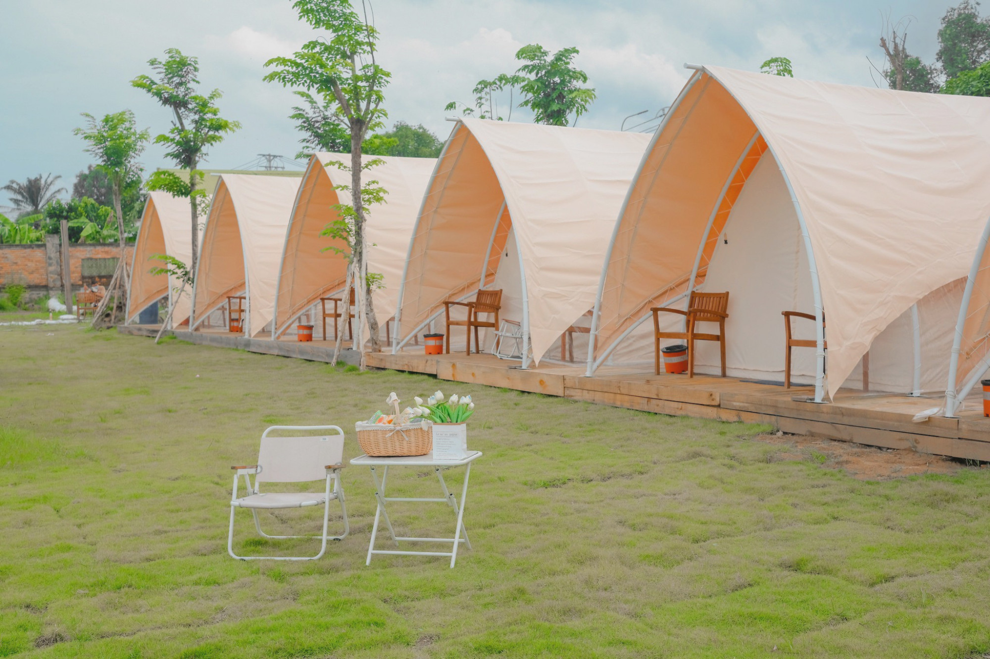 3Vietgangz Glamping Club Saigon - Địa chỉ: số 159 đường số 5, P. Long Phước, Quận 9  - Giờ mở cửa: 09h30 - 21h00   - Giá vé: 100.000đ – 699.000đ/người  Vietgangz Glamping Club Saigon chỉ cách trung tâm Sài Gòn khoảng 50 phút lái xe. Đến đây, bạn sẽ được chào đón bởi một khuôn viên xanh mát, trong lành và nhiều góc sống ảo lung linh. Nơi đây là một trong những lựa chọn hoàn hảo để bạn tạm thời trốn xa cuộc sống bận rộn của thành phố.  Top 7 địa điểm camping Quận 9 hấp dẫn bạn đừng nên bỏ qua 5 Các căn lều tại Vietgangz đều được bố trí sao cho vẫn đảm bảo riêng tư cho khách lưu trú. Ảnh: Vietgangz Glamping   Tại Vietgangz Glamping, bạn có thể mang theo lều trại của mình hoặc thuê dịch vụ có sẵn để có một căn lều cao cấp ngay cạnh sông Sài Gòn với view đẹp như tiên cảnh. Đây là nơi lý tưởng để tổ chức tiệc nướng BBQ bên bờ sông, thưởng thức những món nướng ngon và ngắm cảnh đẹp của dòng sông Sài Gòn.  Đặc biệt, Vietgangz Glamping có một khu vui chơi lớn dành cho trẻ em, đảm bảo cho gia đình bạn một kỳ nghỉ vui vẻ và thú vị.  Ngoài cắm trại và nướng BBQ, bạn cũng có thể tham gia vào nhiều hoạt động giải trí hấp dẫn khác như bắn cung, chèo SUP trên sông Sài Gòn, đua thuyền hoặc thậm chí tham gia tour cưỡi ngựa đi dạo. Tất cả các hoạt động này sẽ mang lại cho bạn những trải nghiệm đáng nhớ tại Vietgangz Glamping Club Saigon.  Top 7 địa điểm camping Quận 9 hấp dẫn bạn đừng nên bỏ qua 6