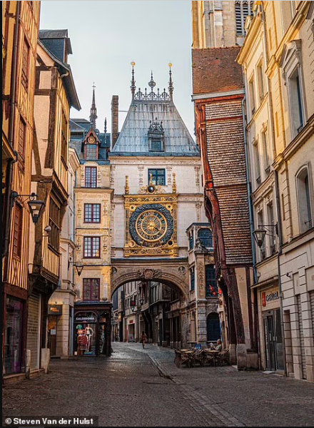 Thành phố Rouen ở Normandy, Pháp có rất nhiều điểm để tham quan như: những nhà thờ lớn, vô số ngôi nhà gỗ thời trung cổ và chiếc đồng hồ Gros-Horloge từ thế kỷ XIV là không thể bỏ qua.