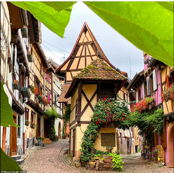 Ngôi làng thời trung cổ xinh đẹp Eguisheim ở Alsace, Pháp. Steven coi Pháp là quốc gia đẹp nhất ở châu Âu.