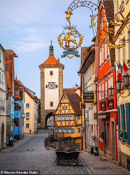 Plonlein là 1 trong những ngôi nhà đẹp nhất trong khu phố cổ Rothenburg ob der Tauber, bang Bayern, Đức. Ngôi nhà màu vàng xinh xắn chia 2 con đường. Ở đây có đài phun nước và tòa tháp. Steven đã đến đây nhiều lần và cho rằng đây là thành phố quyến rũ với kiến ​​trúc độc đáo và màu sắc đầy quyến rũ.