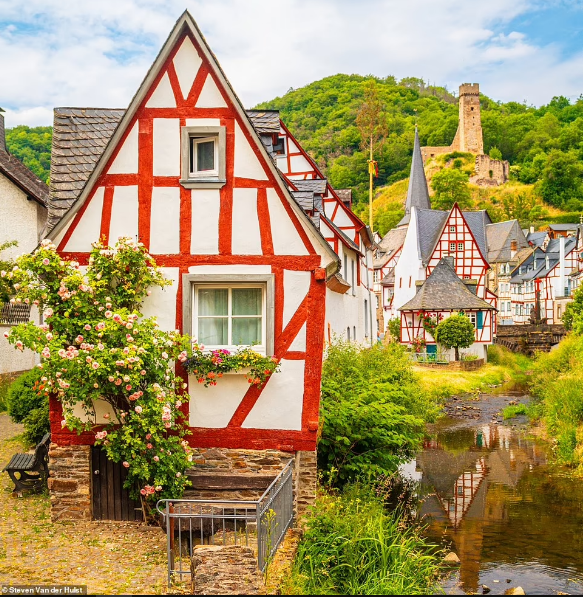 Những ngôi nhà gỗ điểm tô màu đỏ trái anh đào ở thị trấn Monreal, Eifel, Đức. Steven nói: Những câu chuyện cổ tích là có thật ở Monreal. Một ngôi làng nhỏ đẹp tuyệt vời.