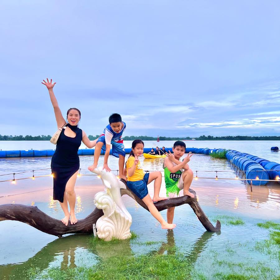 Riverside Glamping - Địa chỉ: đường số 5, P. Long Phước, Quận 9  - Giờ mở cửa: 24/24  - Giá vé: từ 399.000 – 699.000 đồng/người  RIVERSIDE Glamping là điểm đến hoàn hảo cho những ai muốn tận hưởng kỳ nghỉ đầy thú vị giữa thiên nhiên tươi mát bên cạnh dòng sông Đồng Nai. Khu camping Quận 9 này cho phép bạn được đón bình minh và hoàng hôn tuyệt đẹp ngay tại thành phố mà không cần phải đi đâu xa.  Hơn nữa, nơi đây còn cung cấp khu nghỉ dưỡng cao cấp với các Bungalow độc đáo, mang lại cho bạn cảm giác mộc mạc và gần gũi với thiên nhiên nhưng vẫn đảm bảo đầy đủ tiện nghi. RIVERSIDE Glamping có cả nhà hàng ven sông nơi bạn có thể thưởng thức những món ăn ngon và thư giãn bên bờ sông.  Bên cạnh đó, bạn có thể tổ chức bữa tiệc BBQ thú vị cùng bạn bè và gia đình giữa không gian thiên nhiên thoáng đãng. Dịch vụ của RIVERSIDE Glamping bao gồm lưu trú trong các Bungalow và lều trại, nhà hàng ngoài trời ven sông và đồ uống phong phú như cafe, nước ép, sinh tố cùng các loại kem ngon.  Ngoài ra, đến đây bạn còn thỏa sức tham gia và các hoạt động miễn phí như bóng đá, bóng rổ, bóng chuyền, đá cầu, và nhiều trò chơi ngoại trời khác. Đối với những ai yêu thích thử thách dưới nước, bạn có thể tận hưởng chèo thuyền, Kayark, Sup và lướt phao chuối cực kỳ thú vị.