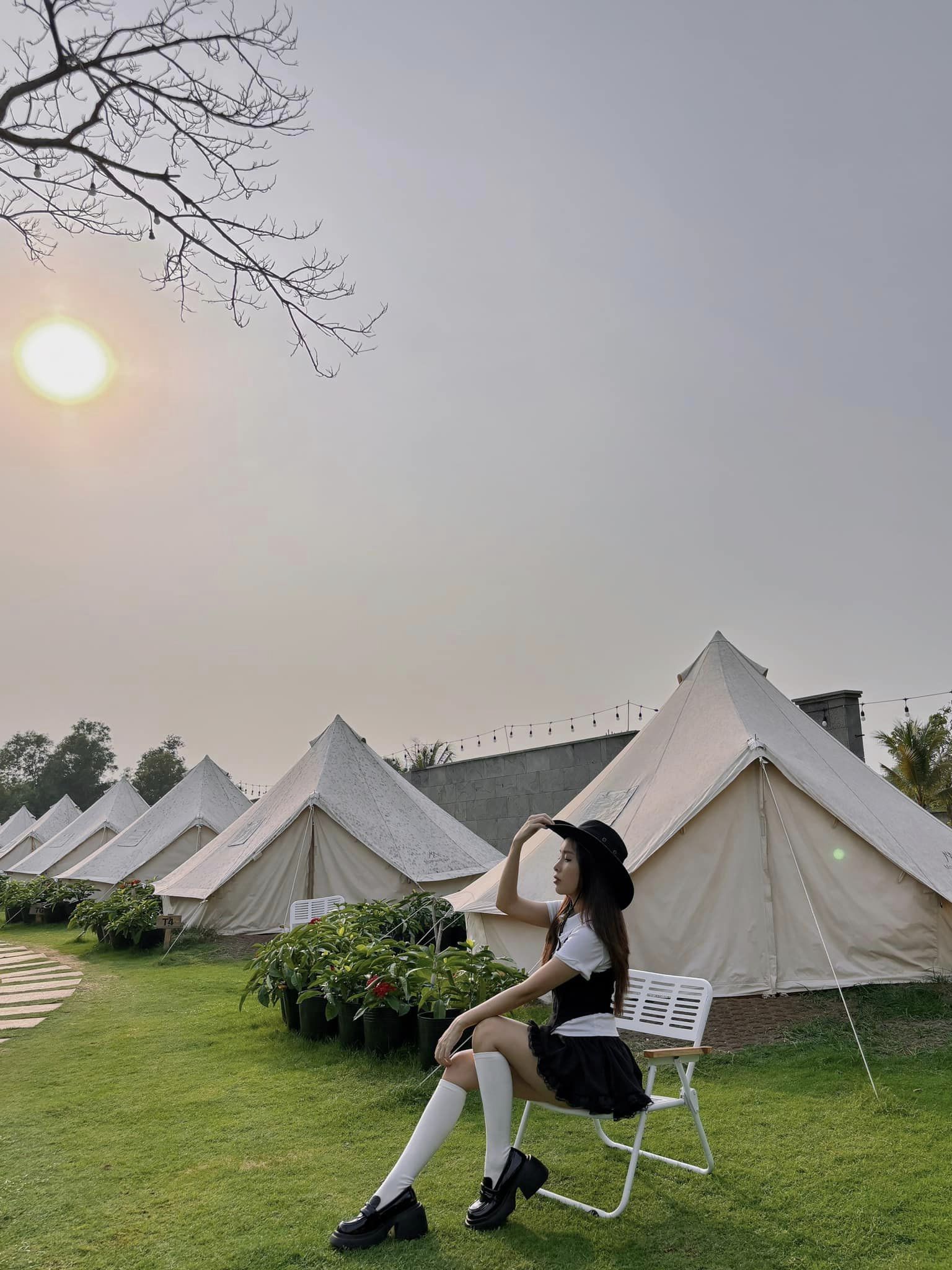 Riverside Glamping - Địa chỉ: đường số 5, P. Long Phước, Quận 9  - Giờ mở cửa: 24/24  - Giá vé: từ 399.000 – 699.000 đồng/người  RIVERSIDE Glamping là điểm đến hoàn hảo cho những ai muốn tận hưởng kỳ nghỉ đầy thú vị giữa thiên nhiên tươi mát bên cạnh dòng sông Đồng Nai. Khu camping Quận 9 này cho phép bạn được đón bình minh và hoàng hôn tuyệt đẹp ngay tại thành phố mà không cần phải đi đâu xa.  Hơn nữa, nơi đây còn cung cấp khu nghỉ dưỡng cao cấp với các Bungalow độc đáo, mang lại cho bạn cảm giác mộc mạc và gần gũi với thiên nhiên nhưng vẫn đảm bảo đầy đủ tiện nghi. RIVERSIDE Glamping có cả nhà hàng ven sông nơi bạn có thể thưởng thức những món ăn ngon và thư giãn bên bờ sông.  Bên cạnh đó, bạn có thể tổ chức bữa tiệc BBQ thú vị cùng bạn bè và gia đình giữa không gian thiên nhiên thoáng đãng. Dịch vụ của RIVERSIDE Glamping bao gồm lưu trú trong các Bungalow và lều trại, nhà hàng ngoài trời ven sông và đồ uống phong phú như cafe, nước ép, sinh tố cùng các loại kem ngon.  Ngoài ra, đến đây bạn còn thỏa sức tham gia và các hoạt động miễn phí như bóng đá, bóng rổ, bóng chuyền, đá cầu, và nhiều trò chơi ngoại trời khác. Đối với những ai yêu thích thử thách dưới nước, bạn có thể tận hưởng chèo thuyền, Kayark, Sup và lướt phao chuối cực kỳ thú vị.