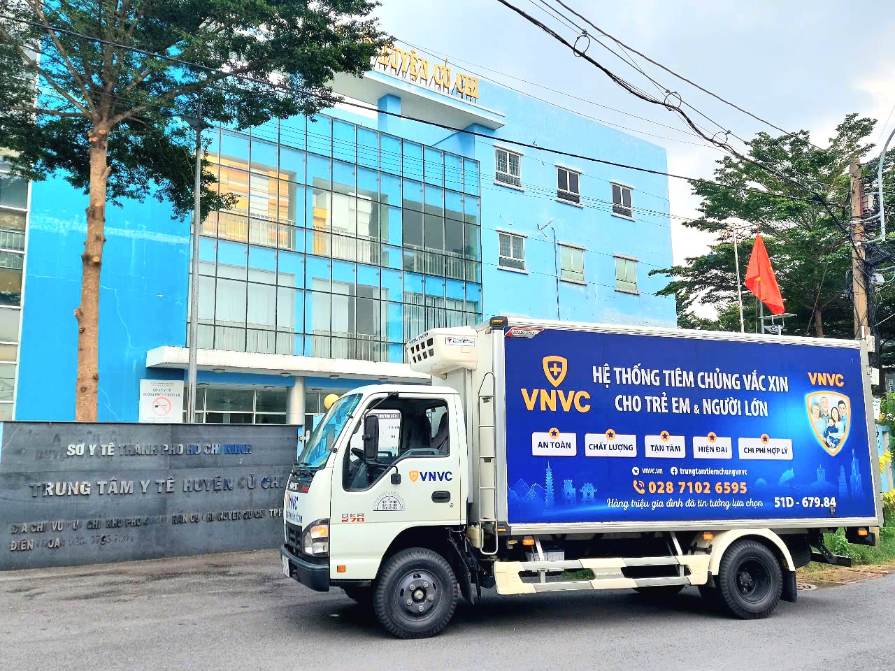 VNVC sử dụng xe lạnh vận chuyển vắc xin đạt chuẩn GSP để tiếp nhận nguồn vắc xin từ trung tâm y tế quận, huyện nhằm đảm bảo chất lượng vắc xin và an toàn cho trẻ em được tiêm