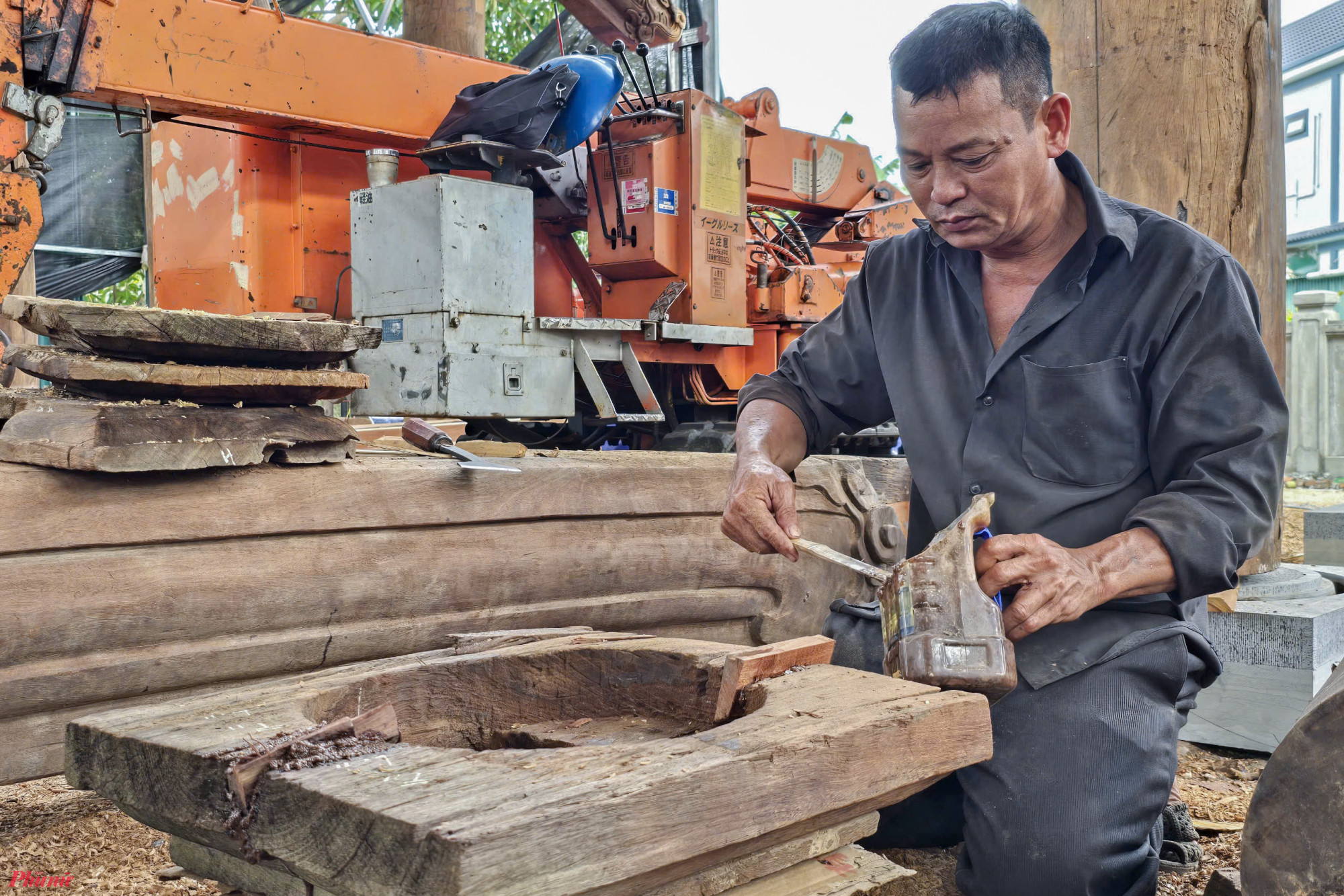 Theo ông Quang, với những cấu kiện gỗ bị hư hỏng, mối mọt phần chân hoặc ở giữa nhưng không được phép thay mới, họ phải cắt bỏ phần bị hư hỏng. Sau đó một phần gỗ tương ứng với phần đã cắt bỏ được ghép vào bằng keo.