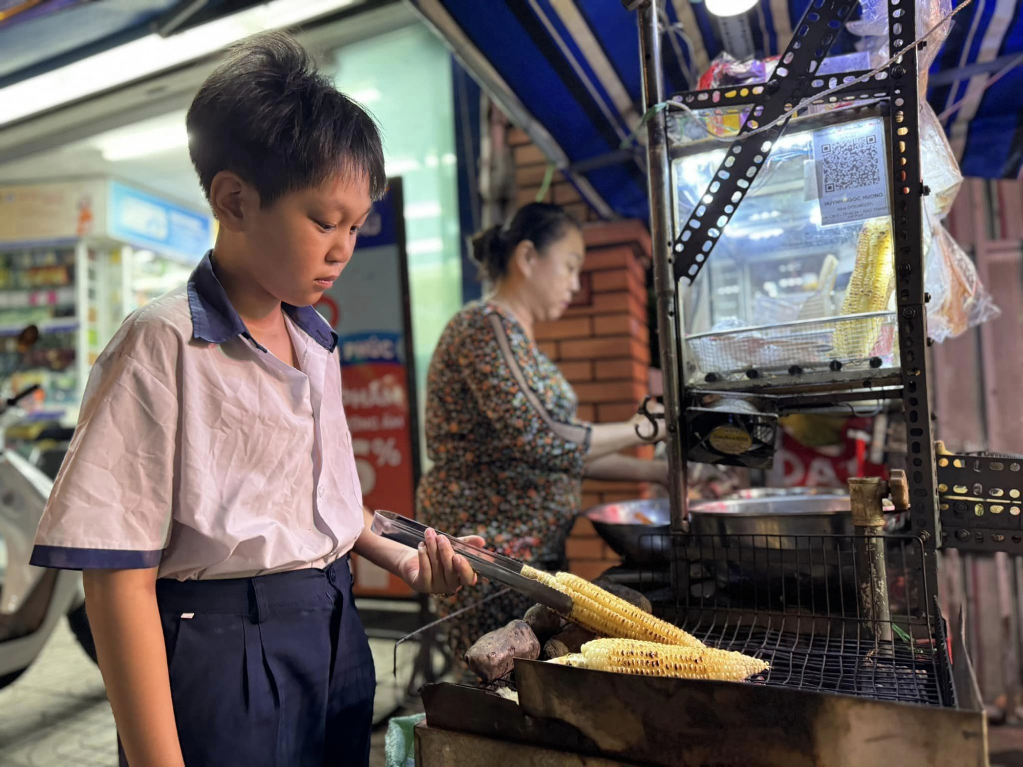 à con của một gia đình khó khăn. Mẹ Văn bán bắp nướng để mưu sinh, nuôi em ăn học