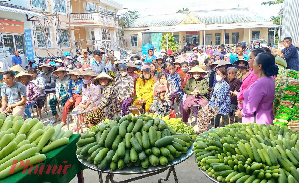 Rất đông người dân có hoàn cảnh khó khăn tham gia “phiên chợ 0 đồng”