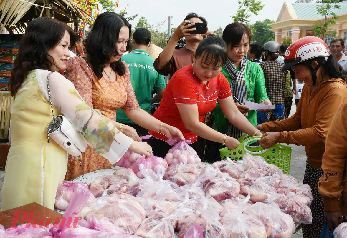 Trứng và thịt đến xuất hiện trong phiên chợ 0 đồng giành cho người có hoàn cảnh khó khăn