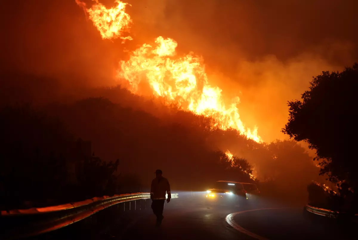 Đám cháy rừng bùng phát dọc theo xa lộ Ortega ở dãy núi Santa Ana, California, Mỹ vào ngày 9/10 - Ảnh: Wally Skalij/Los Angeles Times