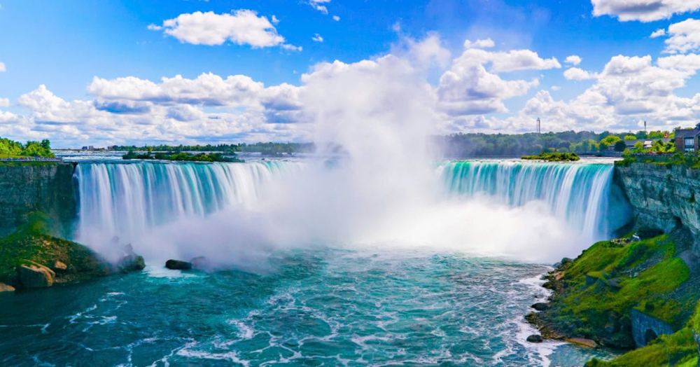 Nằm giữa biên giới Mỹ – Canada, thác Niagara được mệnh danh là thiên đường trên mặt đất. Nhìn từ trên cao xuống, thác nước cuồn cuộn, đổ theo từng cơn, đem lại cho mỗi vị khách tới đây cảm giác bản thân thật nhỏ bé trước thiên nhiên hùng vĩ. 