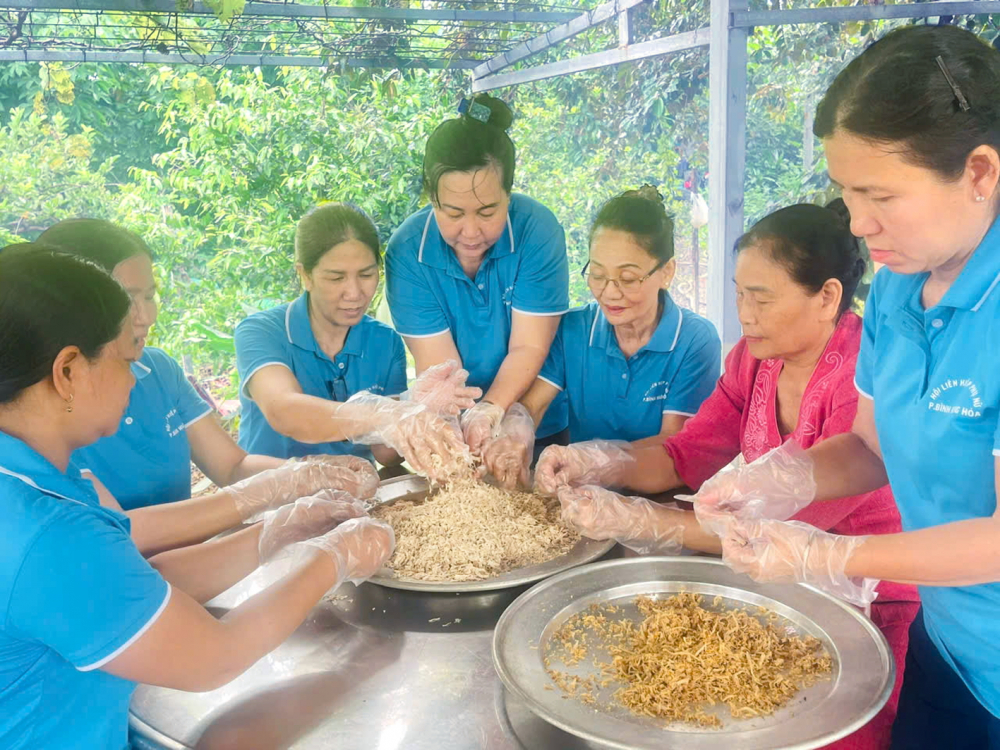 Chị em phường Bình Hưng Hòa, quận Bình Tân chế biến chà bông gửi tặng bà con vùng lũ miền Bắc