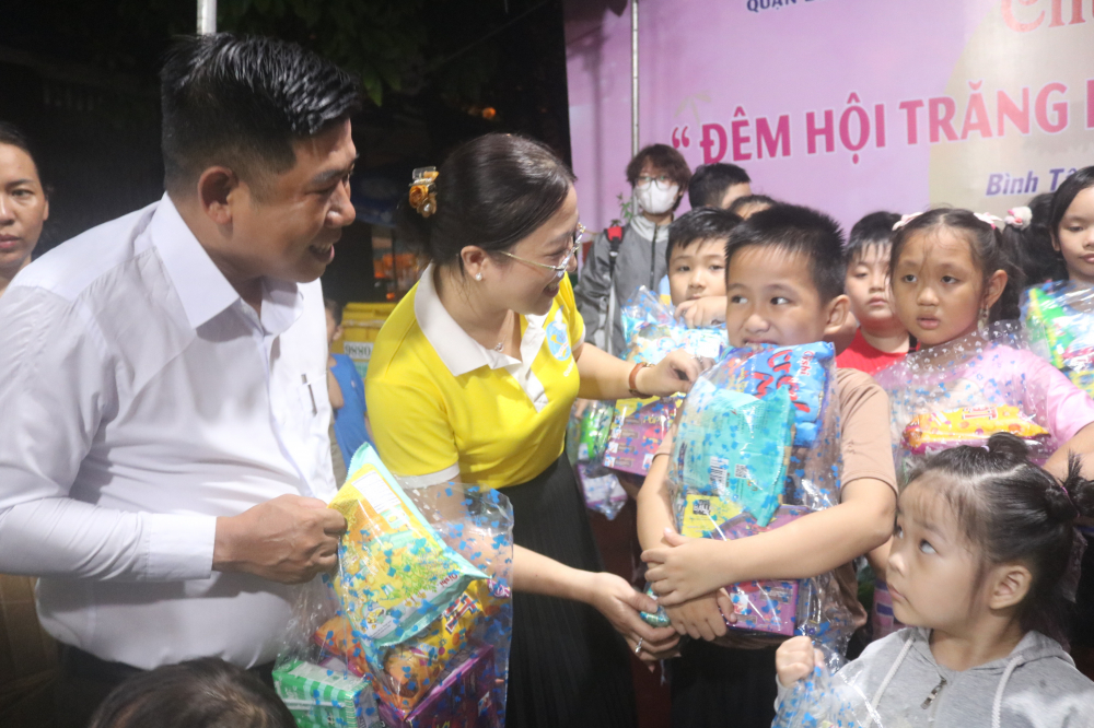 Quà trung thu đến tay các em nhỏ. 