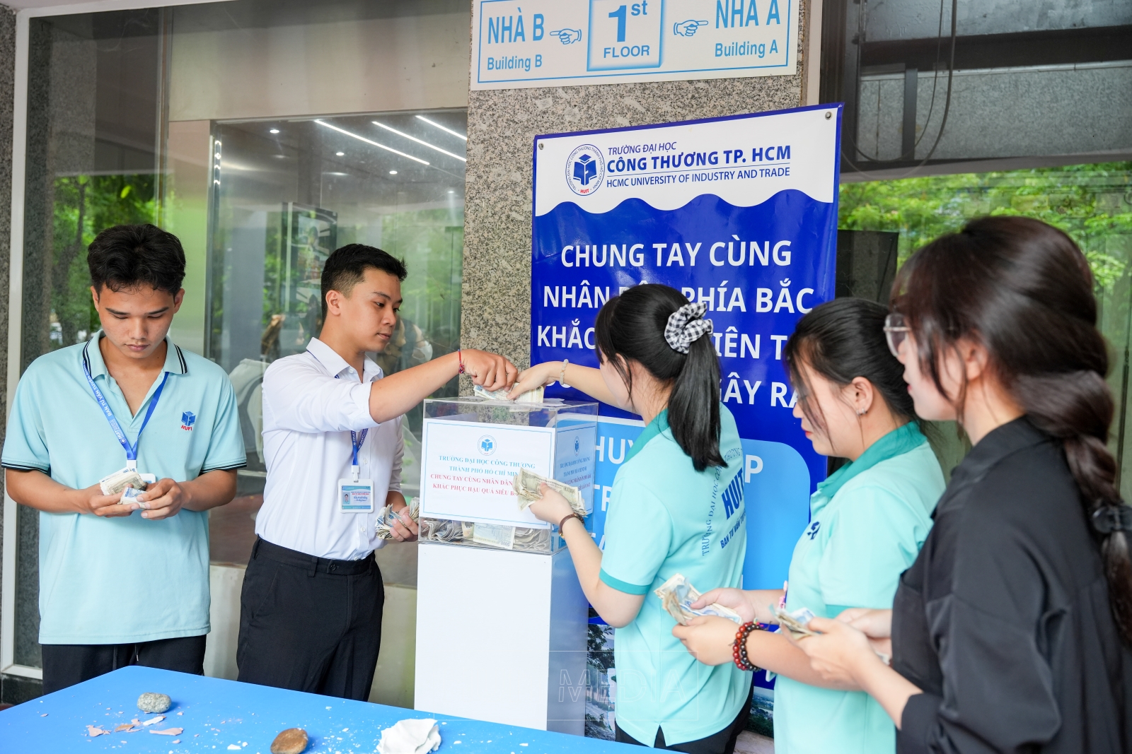 Sinh viên Trường đại học Công thương TPHCM quyên góp hỗ trợ khắc phục cơn bão số 3 - Ảnh: HUIT