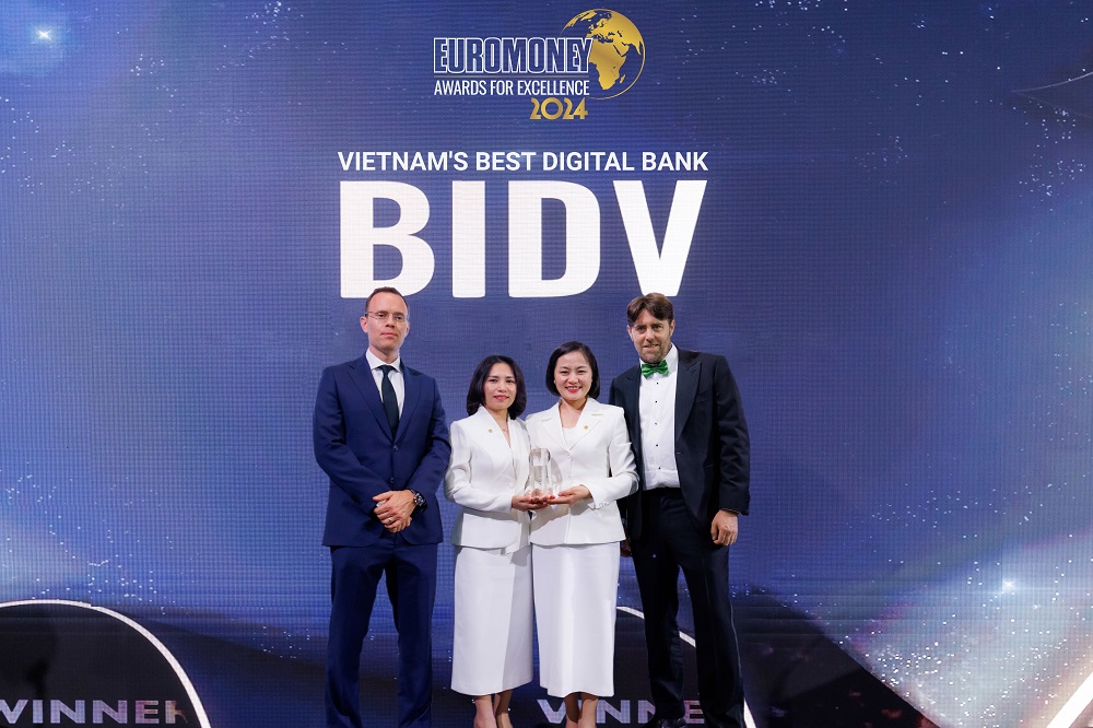 Đại diện BIDV nhận giải thưởng từ Euromoney - Ảnh: BIDV