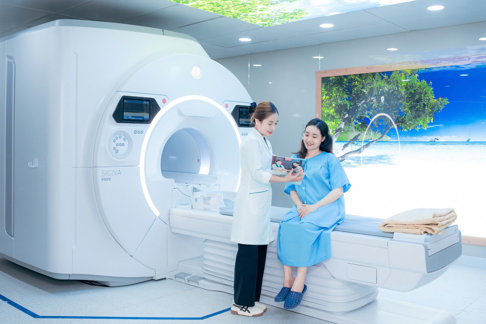 Hệ thống chụp cộng hưởng từ MRI 3.0 Tesla SIGNA™ Hero giúp phát hiện chính xác tổn thương cơ xương khớp - Ảnh: Hoàn Mỹ