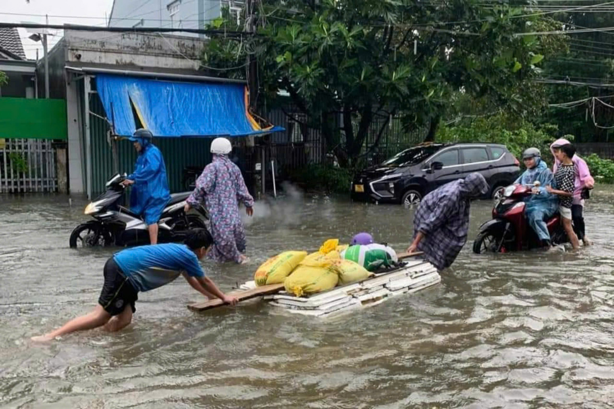 Người dân dùng xuồng tự chế vận chuyển đồ trên đường Cách mạng Tháng 8, phường Dương Đông - Ảnh: Người dân cung cấp. Ảnh bạn đọc cung cấp