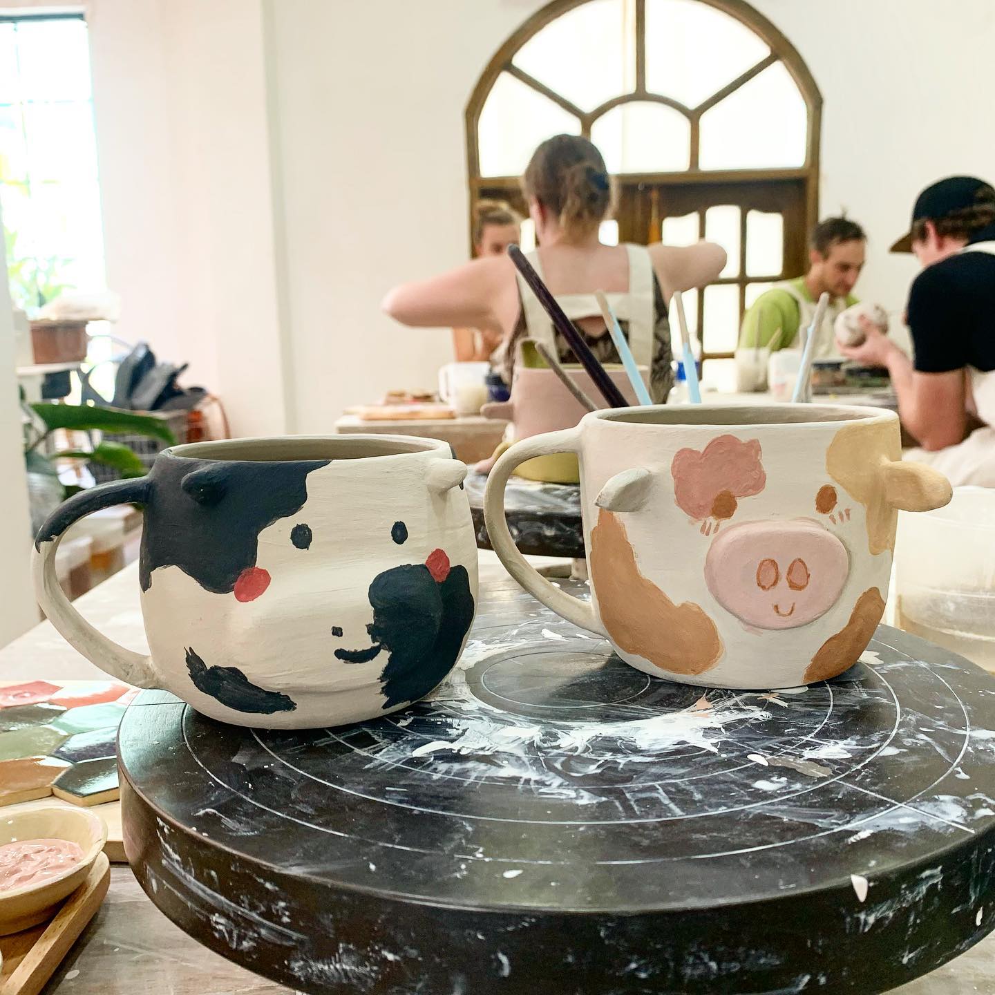 Giải tỏa căng thẳng tại Meow Pottery Workshop Địa chỉ: 100 Trần Quốc Toản, phường Võ Thị Sáu, Quận 3, Thành phố Hồ Chí Minh  Liên hệ: ‭090 697 5001‬  Fanpage: fb.com/meowpottery  Thời gian làm việc: Thứ Ba đến Chủ Nhật, 9h00 – 12h00 và 14h00 – 18h00  Meow Pottery là workshop làm gốm được tổ chức thường xuyên với học phí khá rẻ, giá tham khảo là 400.000đ cho một người/3 tiếng (đã bao gồm phí tham gia, phí nung và tráng men cho một sản phẩm). Sau khi hoàn thành bạn có thể gửi lại đồ để nung và chờ nhận thành phẩm trong từ 2 – 3 tuần. Nếu có một ngày bạn muốn làm riêng một tách trà nhỏ xinh cho bản thân thì đừng quên ghé qua địa chỉ này nhé. Hàng trăm sản phẩm gốm đủ mẫu mã, chủng loại và kích thước cũng đang được trưng bày tại đây chứng minh những cảm xúc và sự sáng tạo của người làm ra nó.   Mọi người thường tìm đến workshop làm gốm để xả stress, làm quà thủ công tặng mọi người… Nhưng điều quan trọng nhất khi đến đây chính là chúng ta sẽ được hiểu thêm về quy trình làm một sản phẩm gốm thủ công, học được một kỹ năng để tạo dáng sản phẩm, cách dùng bàn xoay... 