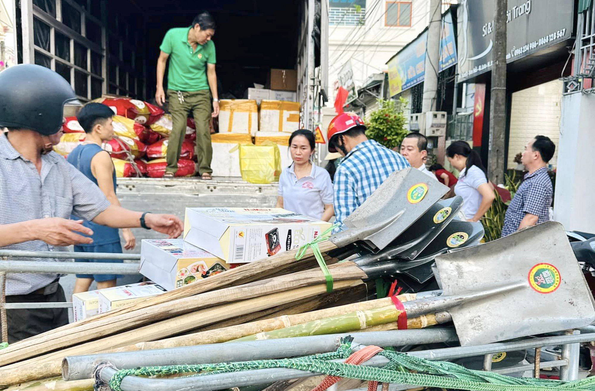 Nhiều đồ dùng thiết yếu, cuốc xẻng... được người dân xã Sơn Hải đưa ra hỗ trợ tỉnh Yên Bái khắc phục hậu quả mưa lũ - Ảnh: Bùi Thảo