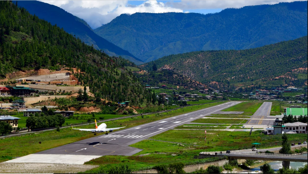 Sân bay quốc tế Paro có 1 đường băng dài 2.265 m - Ảnh mtcurado/iStockphoto/ Getty Images