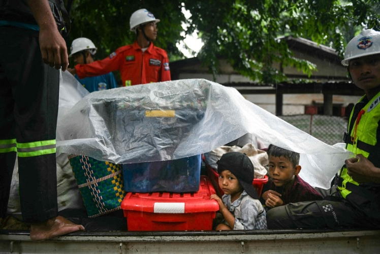 Unicef ​​cho biết trẻ em và gia đình dễ bị tổn thương nhất đang phải đối mặt với hậu quả tàn khốc nhất của cơn bão Yagi. ẢNH: AFP