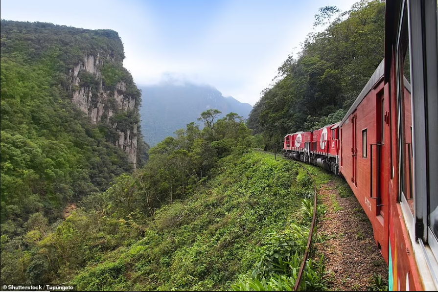 Tàu đi qua những con đèo, ngọn núi hùng vĩ được bao phủ bởi rừng nhiệt đới.