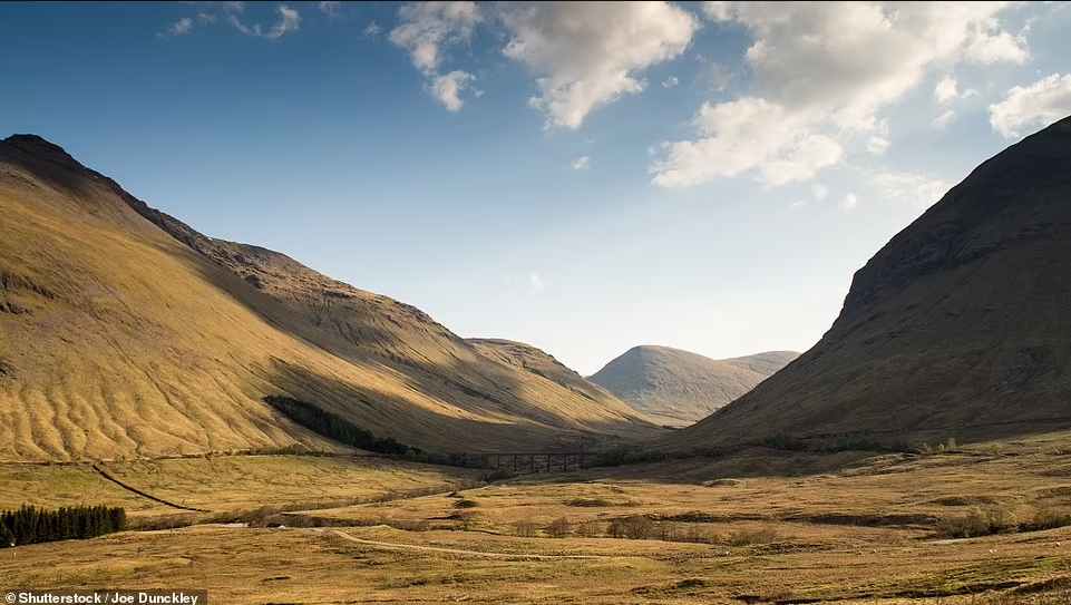 Tàu băng qua cầu cạn Allt Kinglass và Corrour ở Scotland