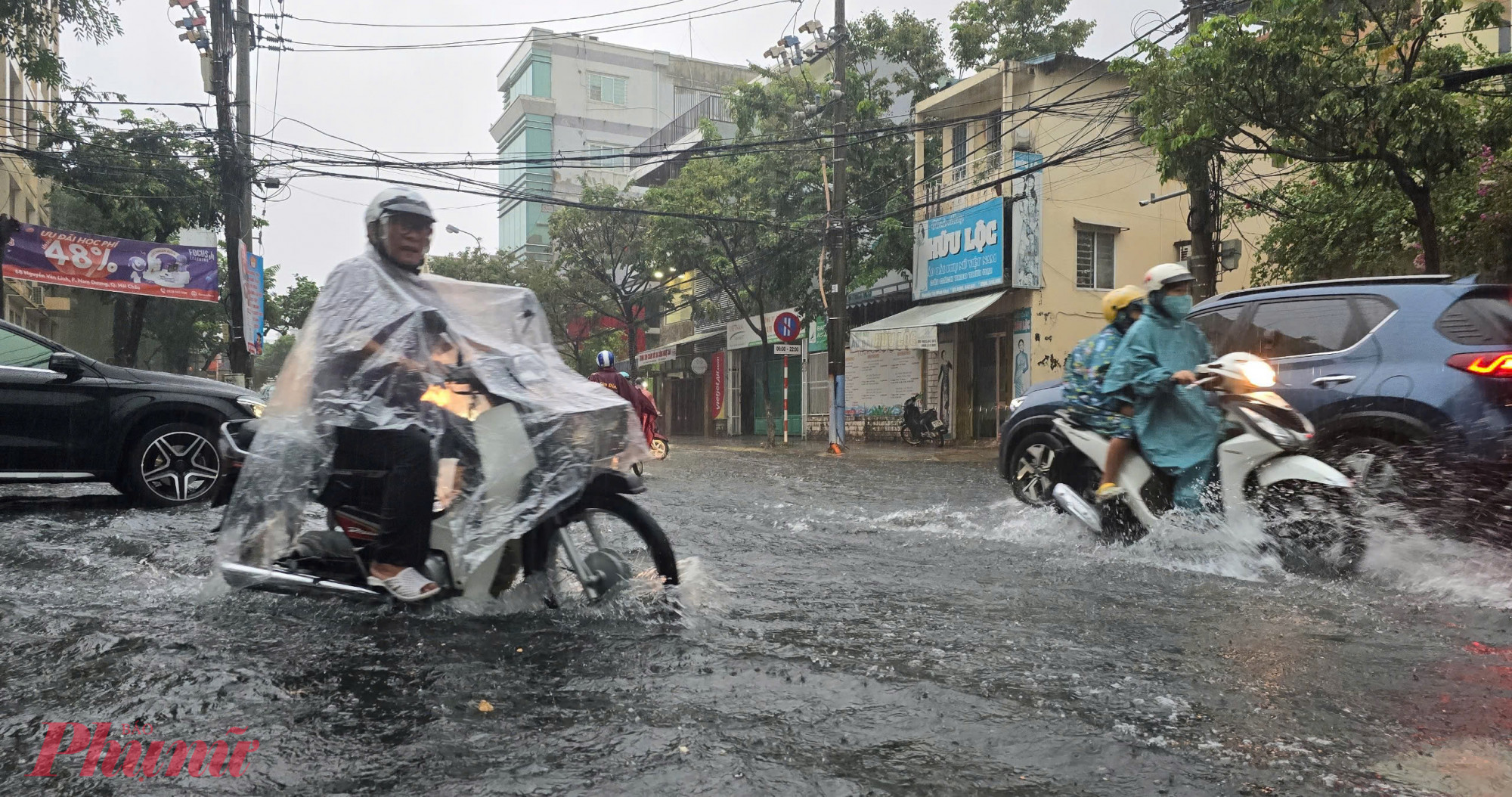 Do mưa lớn, đường phố ngập; nhiều phụ huynh lo lắng và tìm kiếm thông báo chính thức về việc ngành giáo dục cho học sinh nghỉ học hay không. “Đang đi công tác nên vợ ở nhà phải đưa hai đứa con đi học, mưa lớn đường ngập mà không biết trường có cho nghỉ hay không”, anh Cao Thái, người dân quận Cẩm Lệ cho hay.